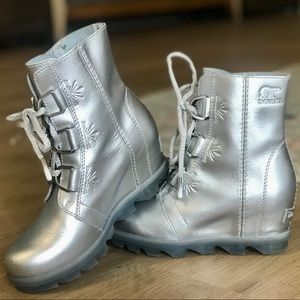 Disney x Sorel Big Girls Joan Of Arctic Frozen 2 Wedge Boots